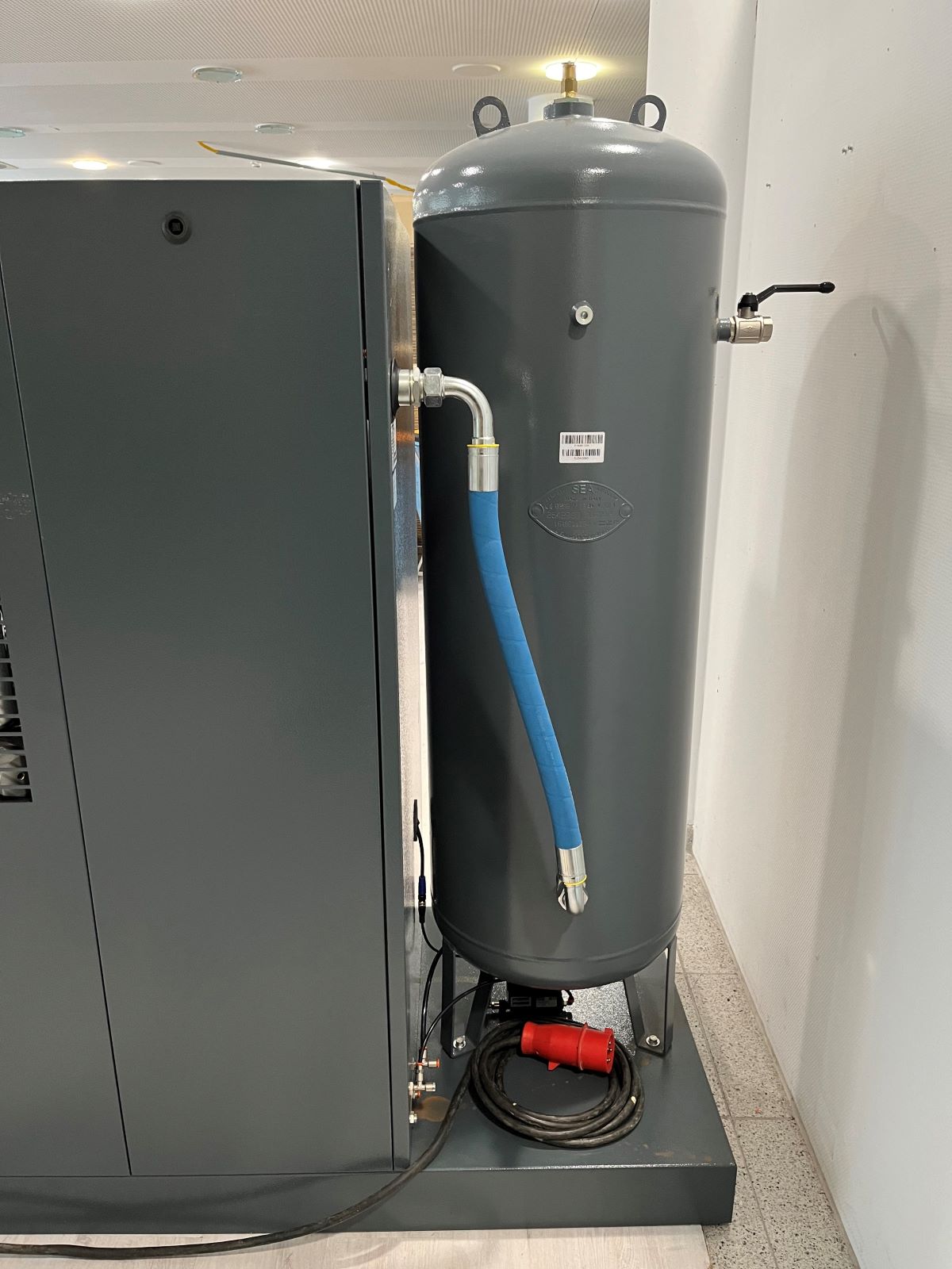 GEBRAUCHT Atlas Copco Schraubenkompressor GA 11 VSDs FF TM MEAC Öl -& Druckluftbehälter & Kältetrockner AD2000
