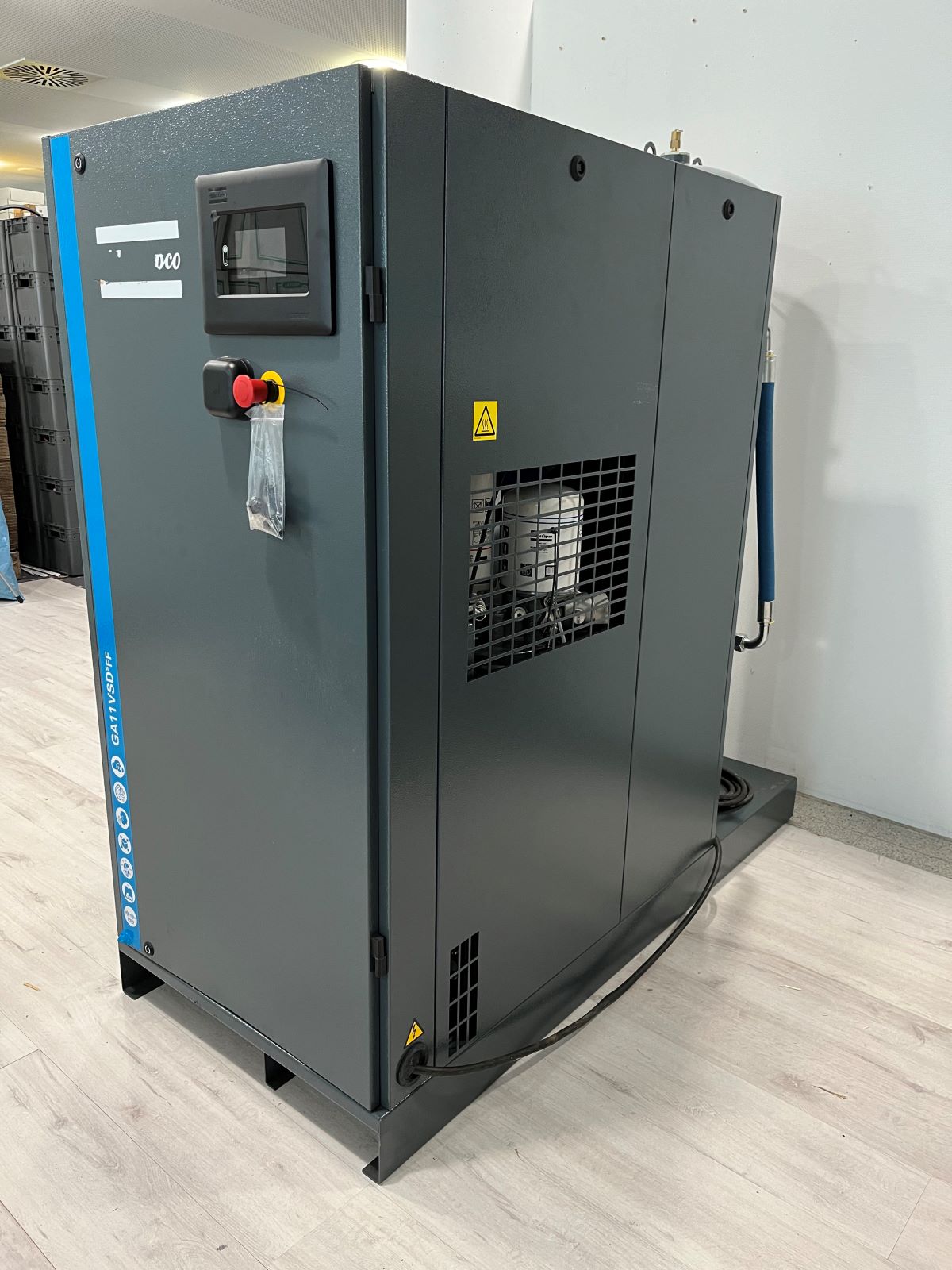 GEBRAUCHT Atlas Copco Schraubenkompressor GA 11 VSDs FF TM MEAC Öl -& Druckluftbehälter & Kältetrockner AD2000